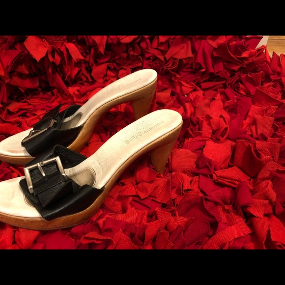 Heels with a black buckle - Picture 2 of 5